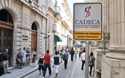 Currencies in Cuba, CADECA Sign on Havana